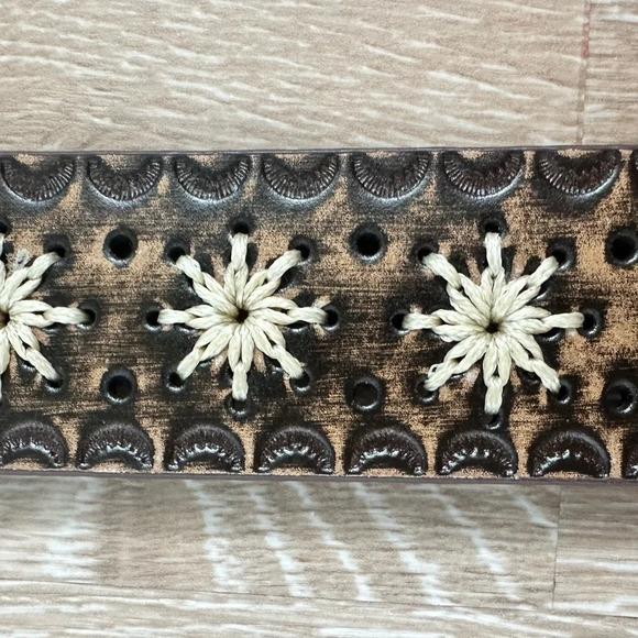 Genuine Leather Western style Belt with woven star design. Size M/L 36” - Picture 3 of 6